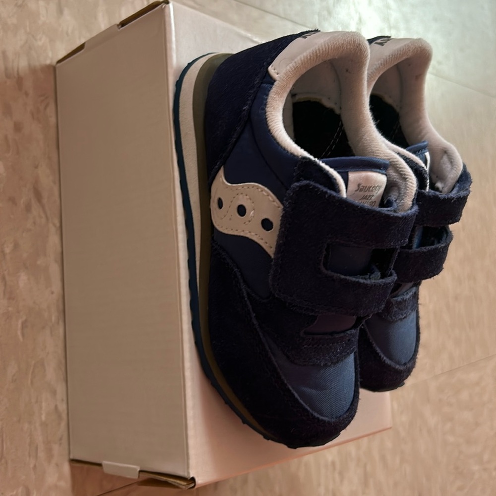 Toddler sneakers size 9c